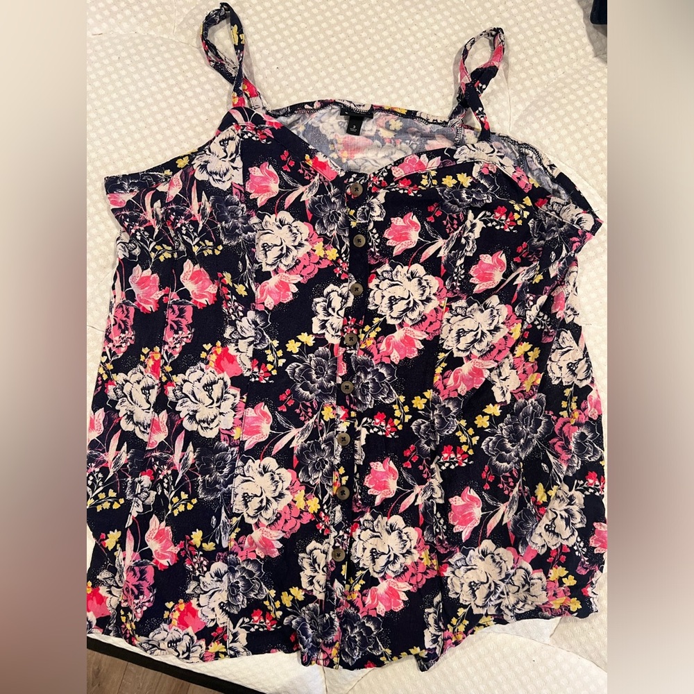 Size 3 torrid tank. Floral pattern. New but tags removed.